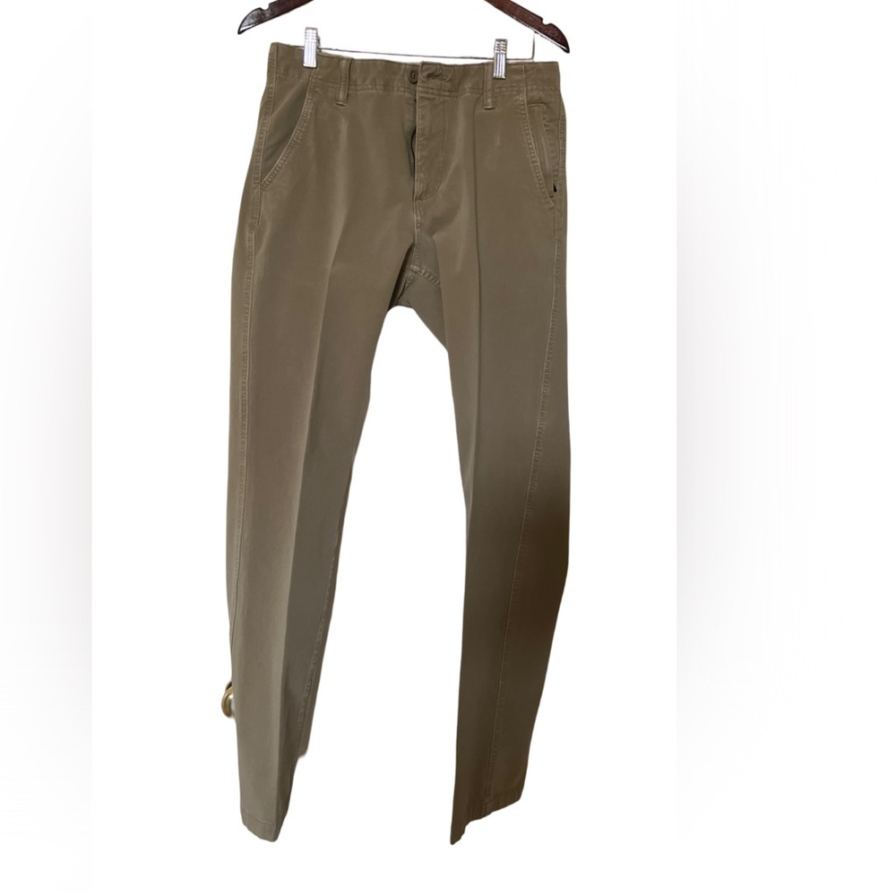 Men’s khaki chinos